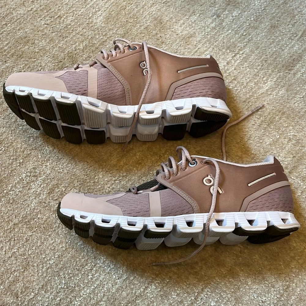 Women’s ON sneakers - worn once in amazing condition